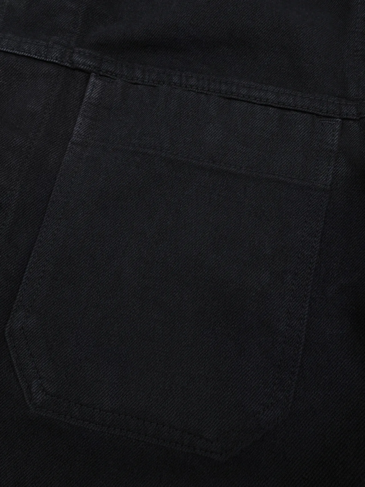 P500 Stonelsland emblem denim jacket. Customized high-density twill denim. Full texture. Comfortable and close to the skin. It is painted in classic retro black and is full of natural purity. The front breast pocket is cut into the front panel in a golden ratio. A pragmatic reconstruction of the ritual sense. The iconic Stonelsland emblem is embellished on the sleeves, like a unique medal, highlighting the brand's imprint. Simple lines outline a neat silhouette and outline a casual and free style. Workwear genes are infused with luxury DNA, simple charm and versatile charm. Process 1: Use imported machine embroidery technology and use advanced computer control systems and precision mechanical components to realize Stonesland badge embroidery operations with high precision and smooth and delicate lines. Process 2: The entire garment is washed with Zhongxiao. Use a special solution to remove stains and slight fading, and then wash with snowflakes. Use a strong washing method to fade the color to make the color more uniform. Process 3: The entire garment is stitched using a buried clamp machine. The embedded clamp machine can control the distance between the two needles by changing the needle position to achieve seamless splicing, smooth and tidy. Accessories: customized 1:1 Stonelsland I-shaped buckle, customized 1:1 Stonelsland embroidery label, customized 1:1 Stonelsland resin button, customized 1:1 Stonelsland four-button button, customized 1:1 Stonelsland trademark Version: Loose version Size: S M L XL Style number: BB747